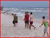 Wędrówka wzdłuż plaży - przerwa na grę w piłkę